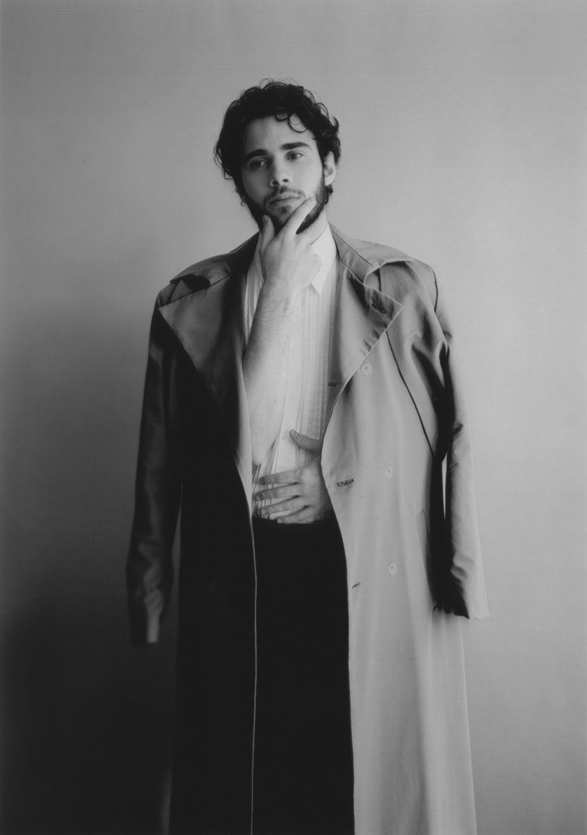 grumpymagazine's tweet image. 𝐉𝐔𝐋𝐈𝐎 𝐏𝐄𝐍̃𝐀 | Meet Spain’s next powerhouse. Following the season two renewal news, #JulioPeña sits down with us for a chat about #Berlín, his dedication to his craft, and take on stardom.
—
Available now in print and digital
Read more: grumpymagazine.com/2024/03/01/jul…