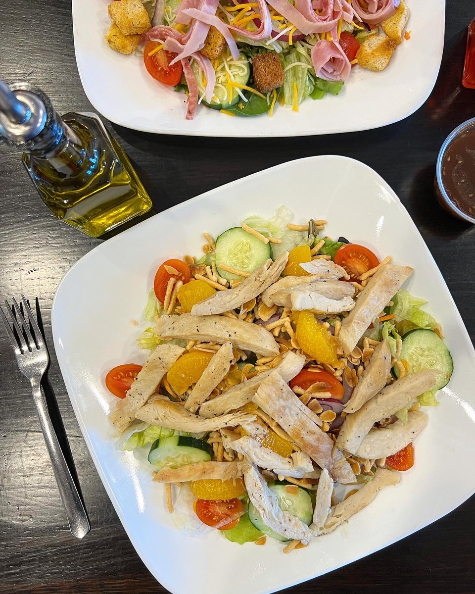 No we haven’t mistaken the garden for your plate! Dive into a big salad. 🥗 🍕 

Our portions at Pat’s Pizzeria are not for the faint-hearted. 

#saladgoals #portions #salad #mondaylunch #lunch #ham #chicken #chickensalad #portion #big #salads #lewesde #lewesdelaware #lewes