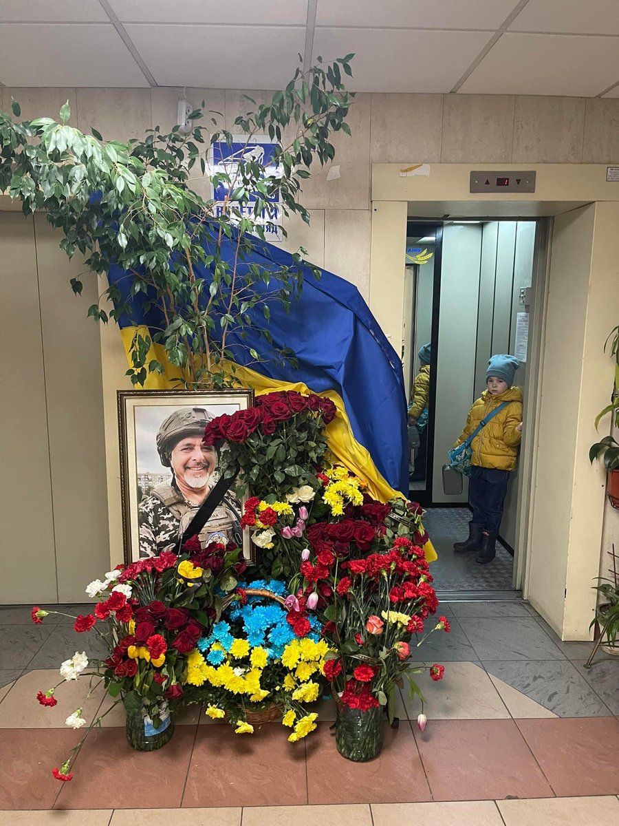 Отакий тепер мій під’їзд. 
Слава тобі, мій сусіде Герою!