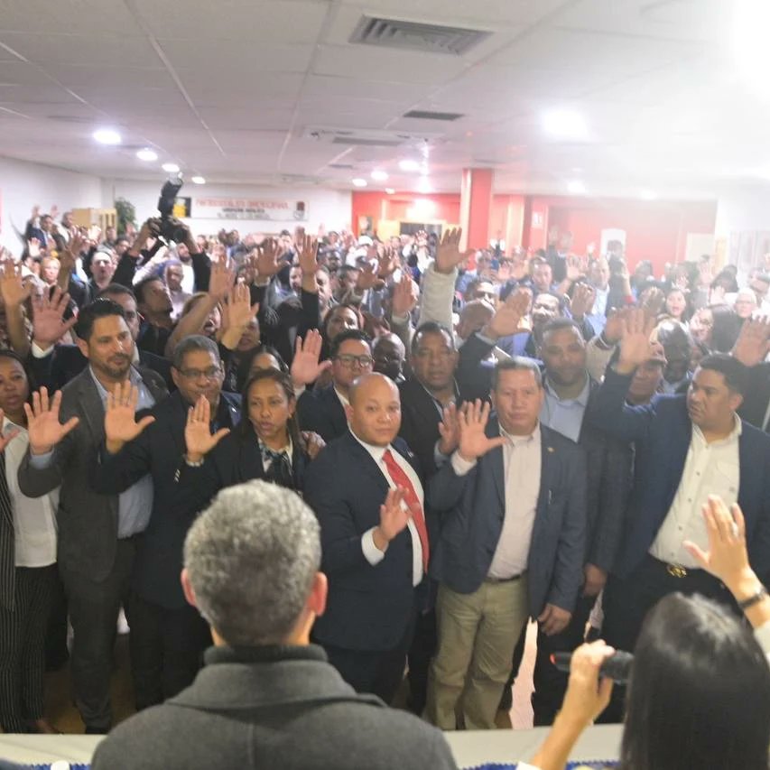 FarideRaful's tweet photo. Esta noche hemos juramentado al equipo de campaña presidencial de Luis Abinader y el PRM en la circunscripción número 3 del exterior. 

Junto al compañero @gomezant, coordinador de campaña en la circunscripción 3, así como a los compañeros @EddyOlivares14, @ggomezmazara y @BenzanScarlet, agradecemos la presencia y el entusiasmo visto. 

Confiando plenamente en su compromiso y responsabilidad, les entregamos la importante tarea de continuar impulsando el cambio que nuestro país necesita.