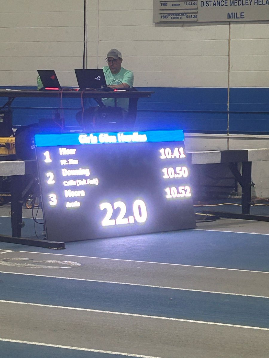 Kelsey Moore with a new PR in the 60 hurdles!
