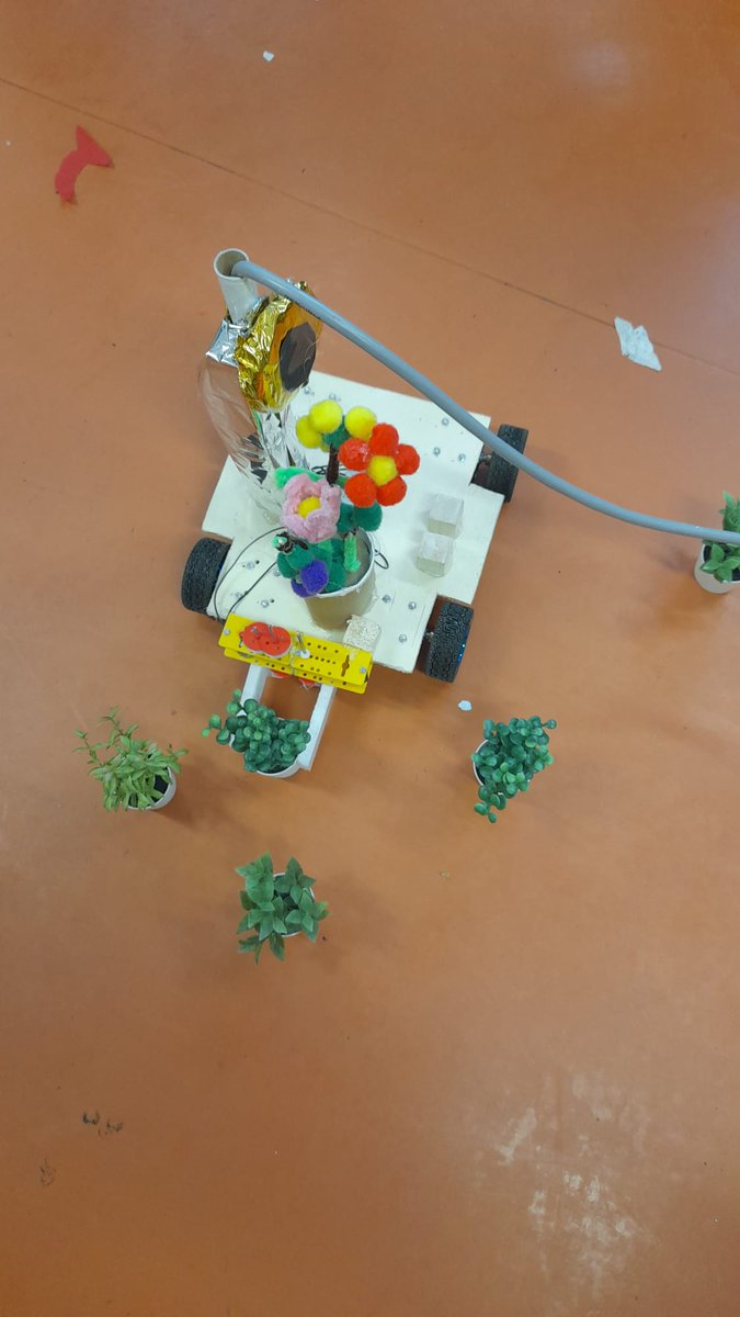 MarieBaillau's tweet photo. #IENLeMéeSurSeine, après avoir créé leur robot, les "Mars Soveurs", élèves de CM2 de l'#écoleRacine s'entraînent pour la rencontre IDF de la #CoupedeFrancedeRobotique du 2 mars à #LEscale à Melun. Bonne chance à eux ! 🤞🤖 @PlaneteSciences, @CitEducMLM77, @dsden77, @AggloMVS https://t.co/6UypNuN4yZ