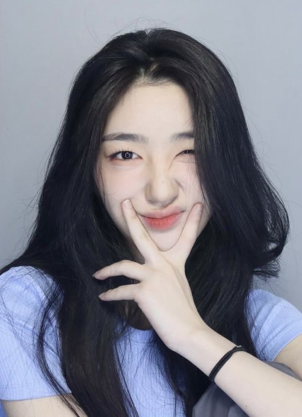 the name of this beauitful and talented woman is park sohyun!! shes a member of tripleS and the 4th/5th oldest (2002 liner)🤍 she has produced songs for tripleS, heejin and odd eye circle and was a selfproduced indie artist going by the name of 'Autumn Han' before tripleS!