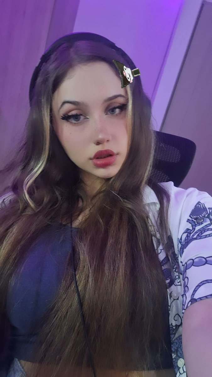 Holi ya en directo estrenando pupilentes por primera vez KHEEE Evento de Prophunt y Sus likes en tiktoks 💜🙆‍♀️ twitch.tv/emikukis