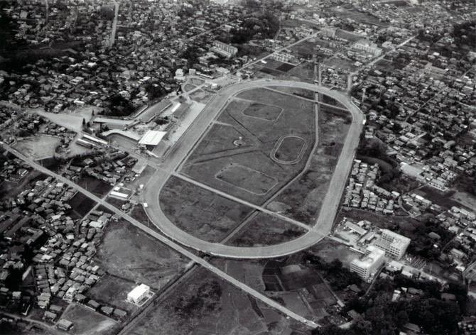 1967年の浦和競馬場。因みに1947年浦和記念公園内に競馬場が設置されました。そのため、最初は公園のみでした。。また地方公共団体の主催として最初に開催された、地方競馬の競馬場が浦和競馬場でした。地方競馬の歴史を作ったのが浦和ということを、競馬ファンですら知らない…
