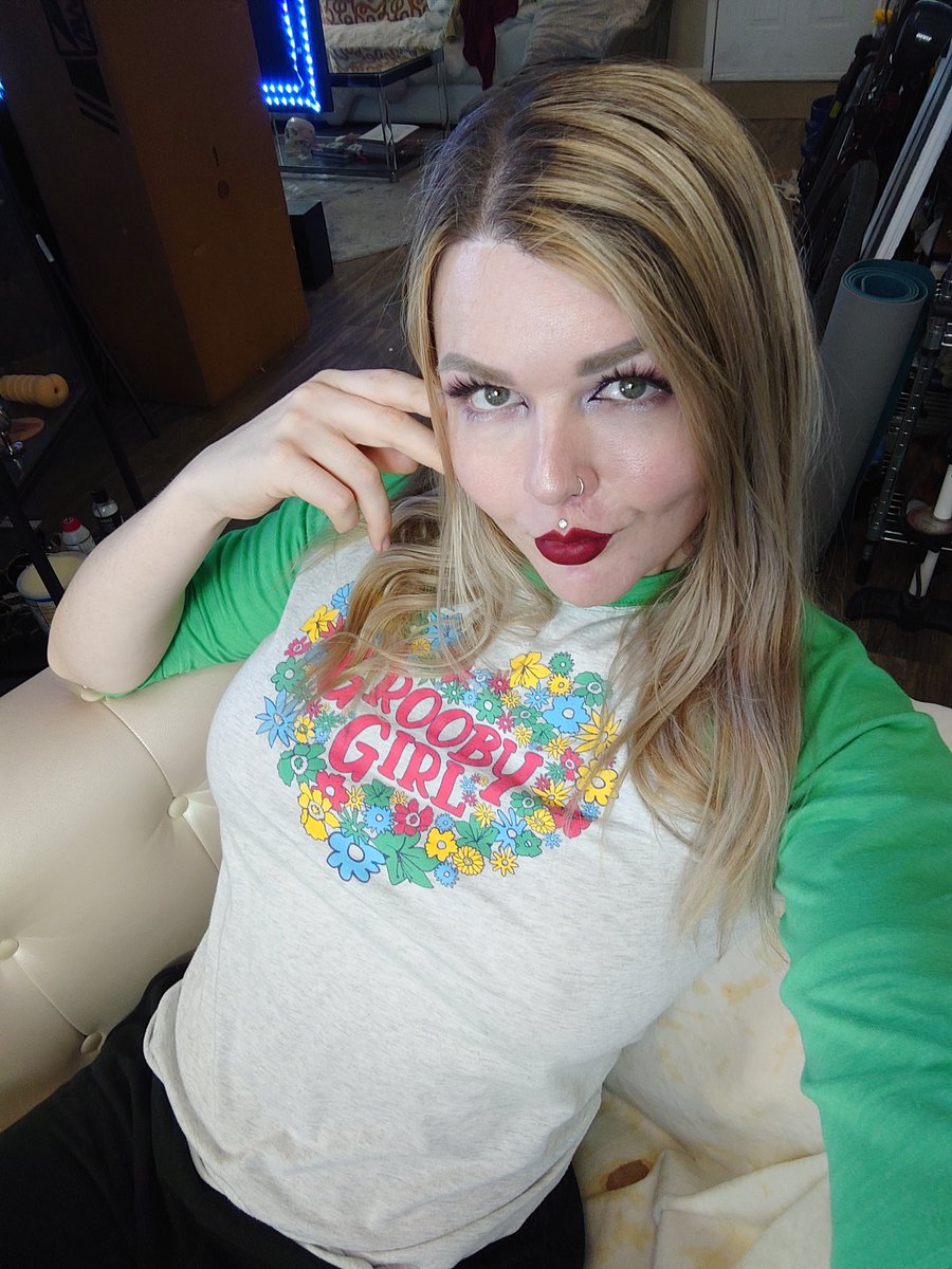 Live on twitch rn 😈 m.twitch.tv/the_ashleyaspen