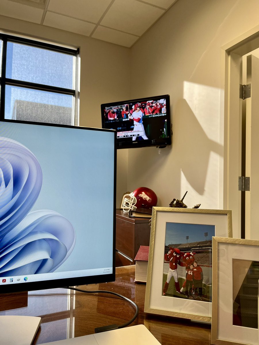 akm832's tweet photo. inherited a tv in my new office; seemed natural to hook up a roku for baseball season https://t.co/9NtVURQOb4