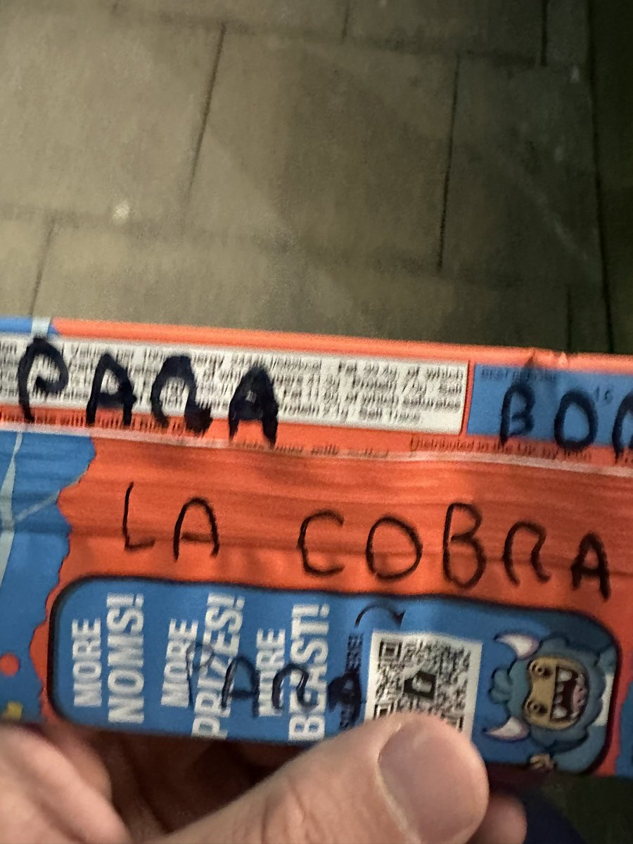 Un loco me vino a buscar al hotel en Inglaterra para conocerme, hablamos de fútbol, nos cagamos de risa, y cuando terminamos de charlar me regaló un chocolate por qué me veía más flaco me dijo.
Yo ya no entiendo más nada.

Gracias Emi, sos crack.