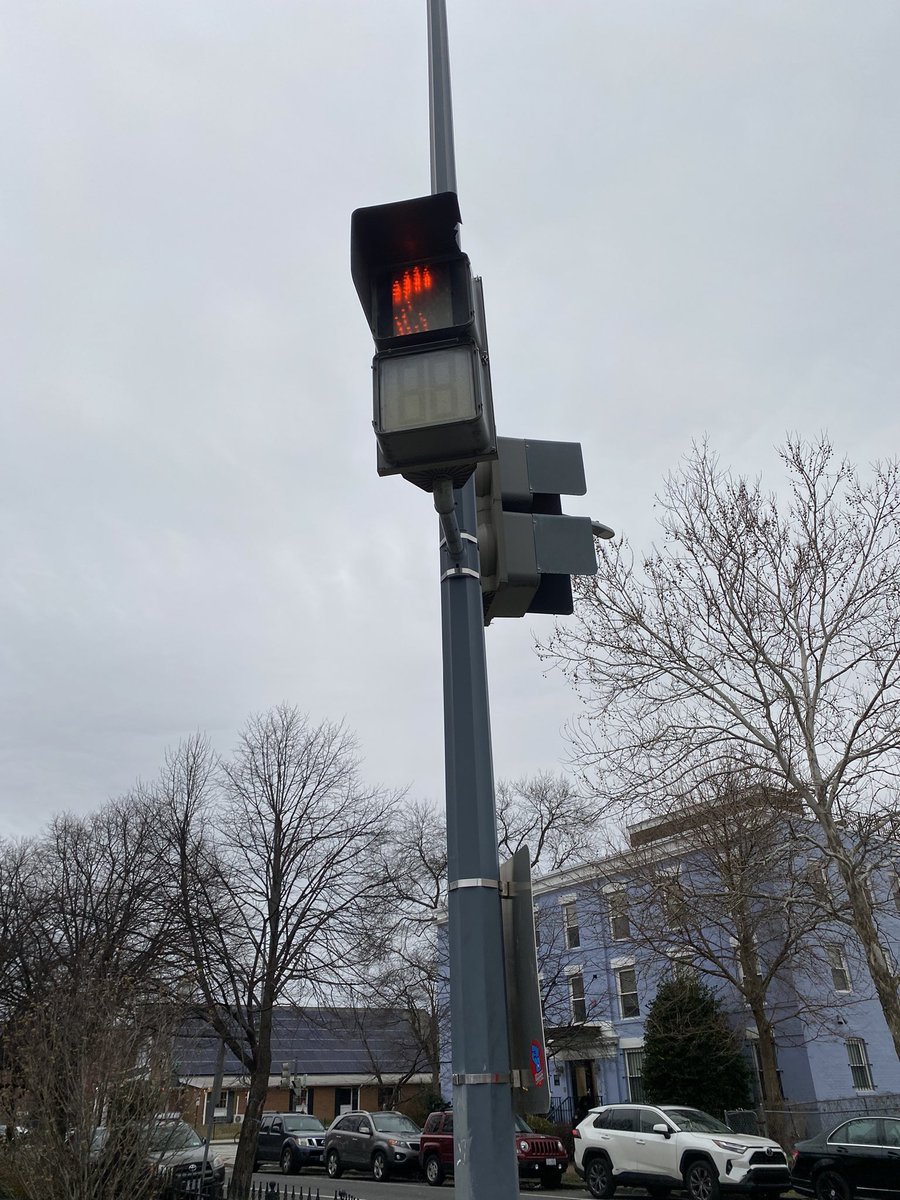 cherylbee's tweet photo. The pedestrian signal is facing the wrong way. It is facing Vermont Avenue rather than R street.  NorthEast corner of Vermont and R NW https://t.co/s0AMI99ug6