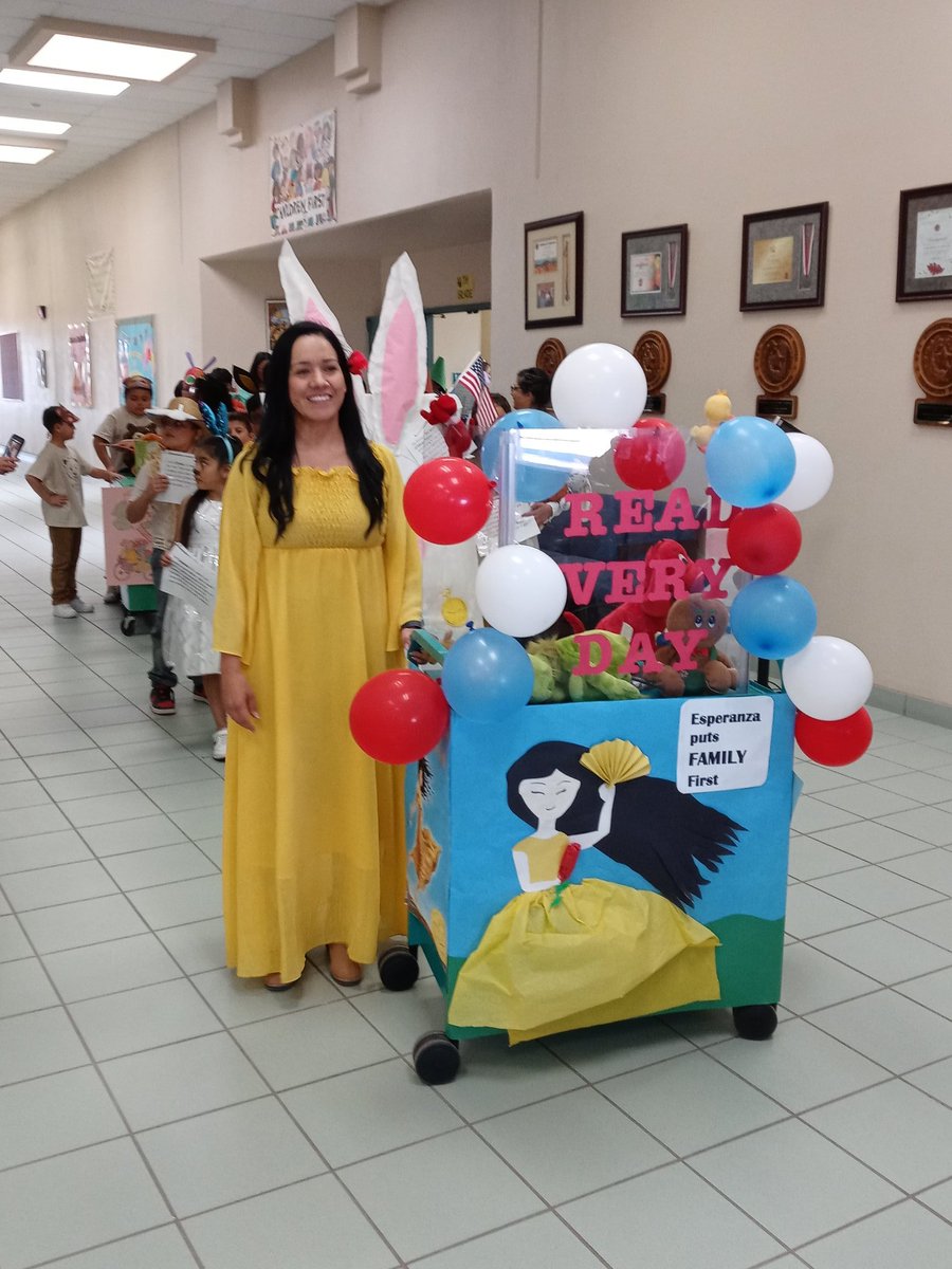 LydiaSandate's tweet photo. Borrego Book Character Parade is on its way!!!Amazing creativity on book floats #ProudRams @msantana_SEISD @BorregoElem #SEISDCommunityofChampions https://t.co/KSN5rauSZA