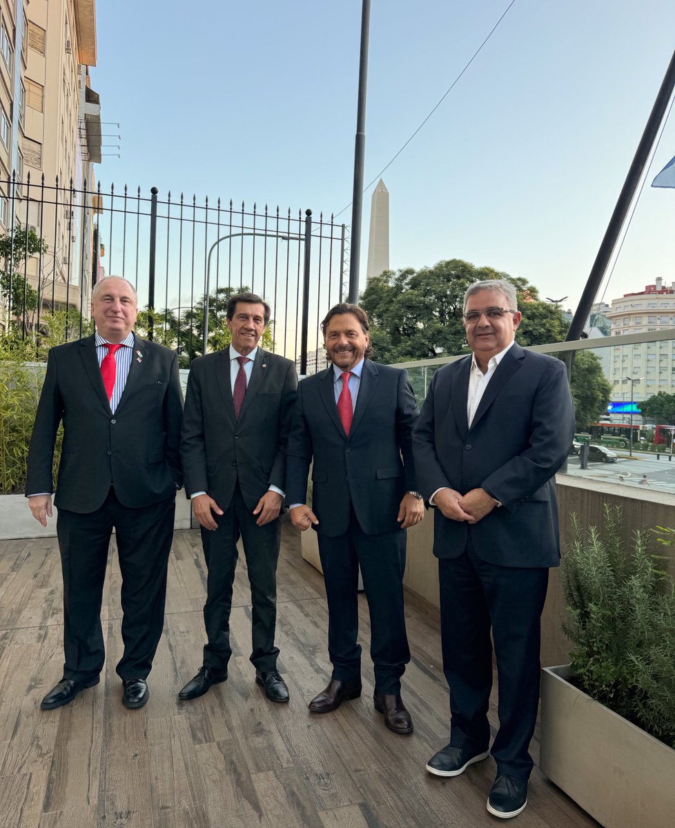 Junto a los gobernadores <a href="/carlossadirjuy/">Carlos Sadir</a> de Jujuy, <a href="/RaulJalil_ok/">Raúl Jalil</a> de Catamarca y <a href="/passalacquaok/">Hugo Passalacqua</a> de Misiones, en camino al Congreso de la Nación para participar de la apertura del 142º período de sesiones ordinarias. 

¡Norte Grande presente! #Federalismo 🇦🇷