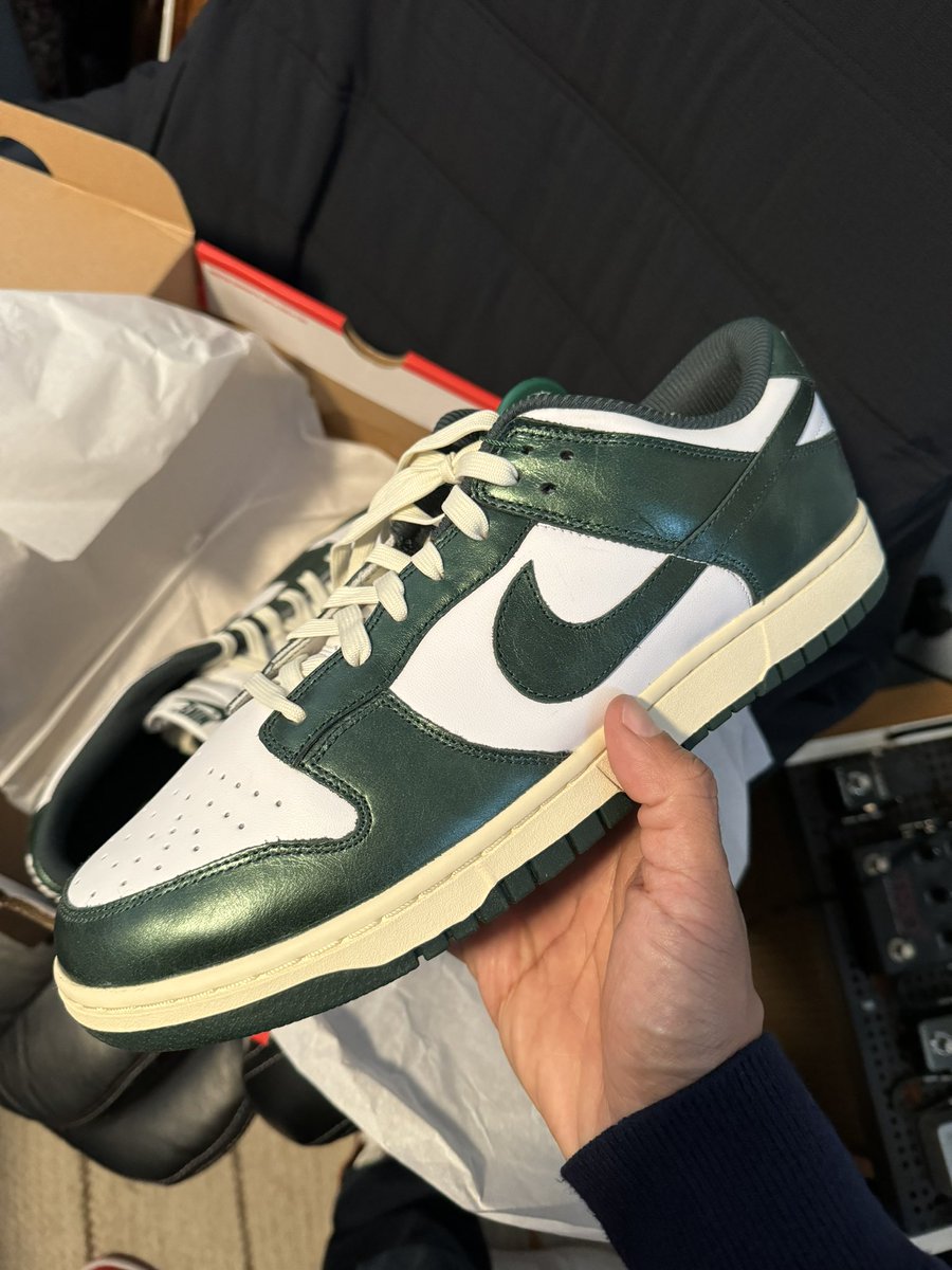 wulverzwitz's tweet photo. Two #MailCalls waiting for me when I got home. This is how every work trip should end. An under retail steal and a “eh, close enough to retail and I really want them”pair. https://t.co/gNQ8CRjGSa