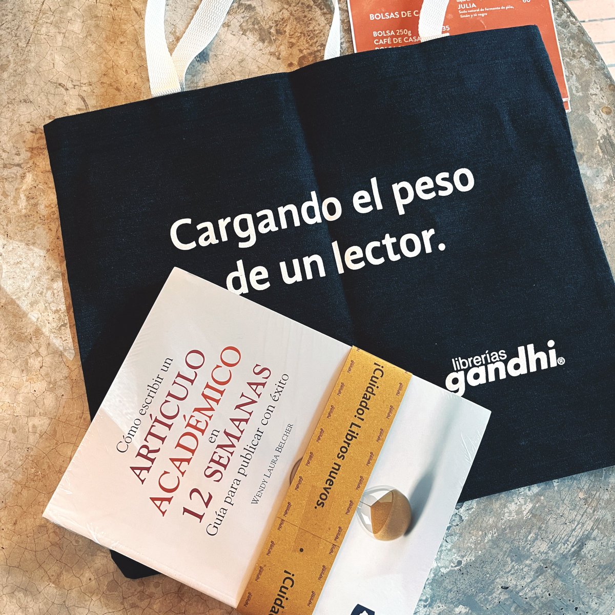 Qué emoción el trabajo de este semestre sobre #entornosalimentarios con @enriquegtejeda . Este libro es para su clase. Gracias por la generosidad de compartir conocimiento 🙌🏽 * Habemos quienes todavía disfrutamos leer en papel. #phdlife