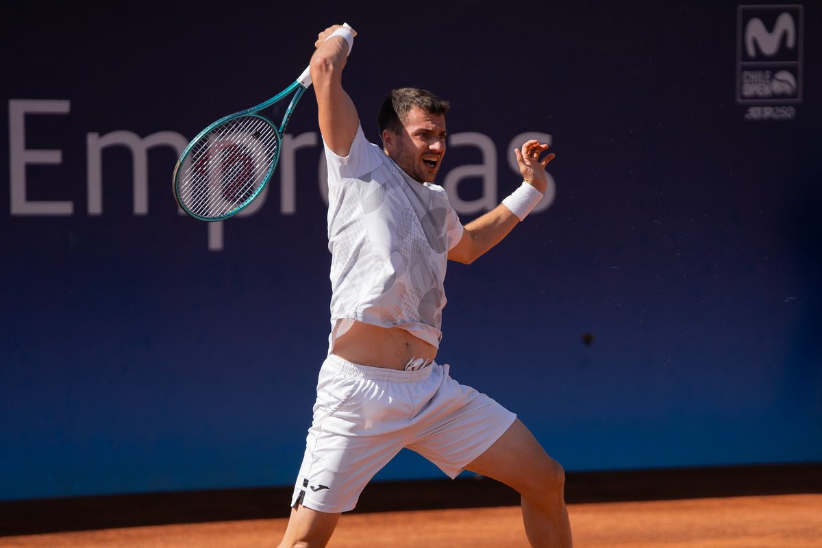 ¡A SEMIS! 🔥 @PedroMPortero firma sus primeras semifinales #ATP del año El español ha superado a Arthur Fils en los CUARTOS de final del #ChileOpen 6-3 6-7(5) 6-2 📸 @ATPTour_ES