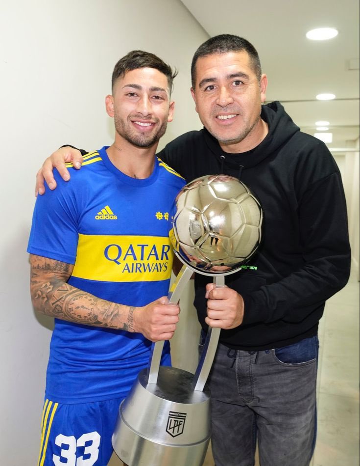 Varela, del debut en Boca al sueño de jugar en la Selección Argentina Alan Varela dijo que Riquelme es uno de sus máximos ídolos.