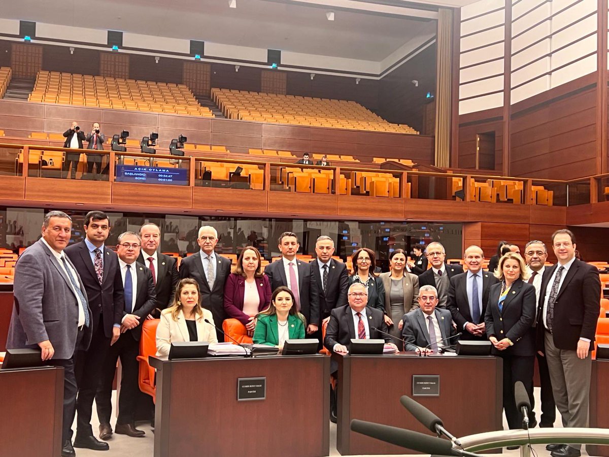 Toplumun beklentilerinden fersah fersah uzak olan ve ret oyu verdiğimiz 8’inci yargı paketi adı altındaki torba kanun meclisten geçti.. 

Gerek komisyonda gerek genel kurulda, milletimizin menfaati için verdiğimiz bütün önergeler reddedildi. 

İnfaz düzenlemesi bekleyenler,