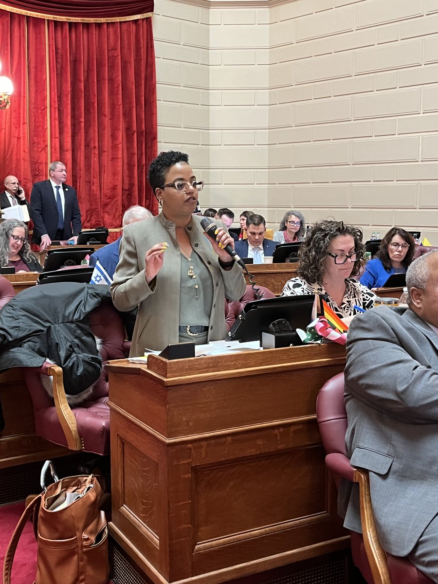 During yesterday's House session, @LeonelaFelix introduced a resolution designating February 2024 as #AmericanHeartMonth to raise awareness about cardiovascular disease and the importance of knowing one's cholesterol.

Rep. Felix told her colleagues 'by knowing your cholesterol