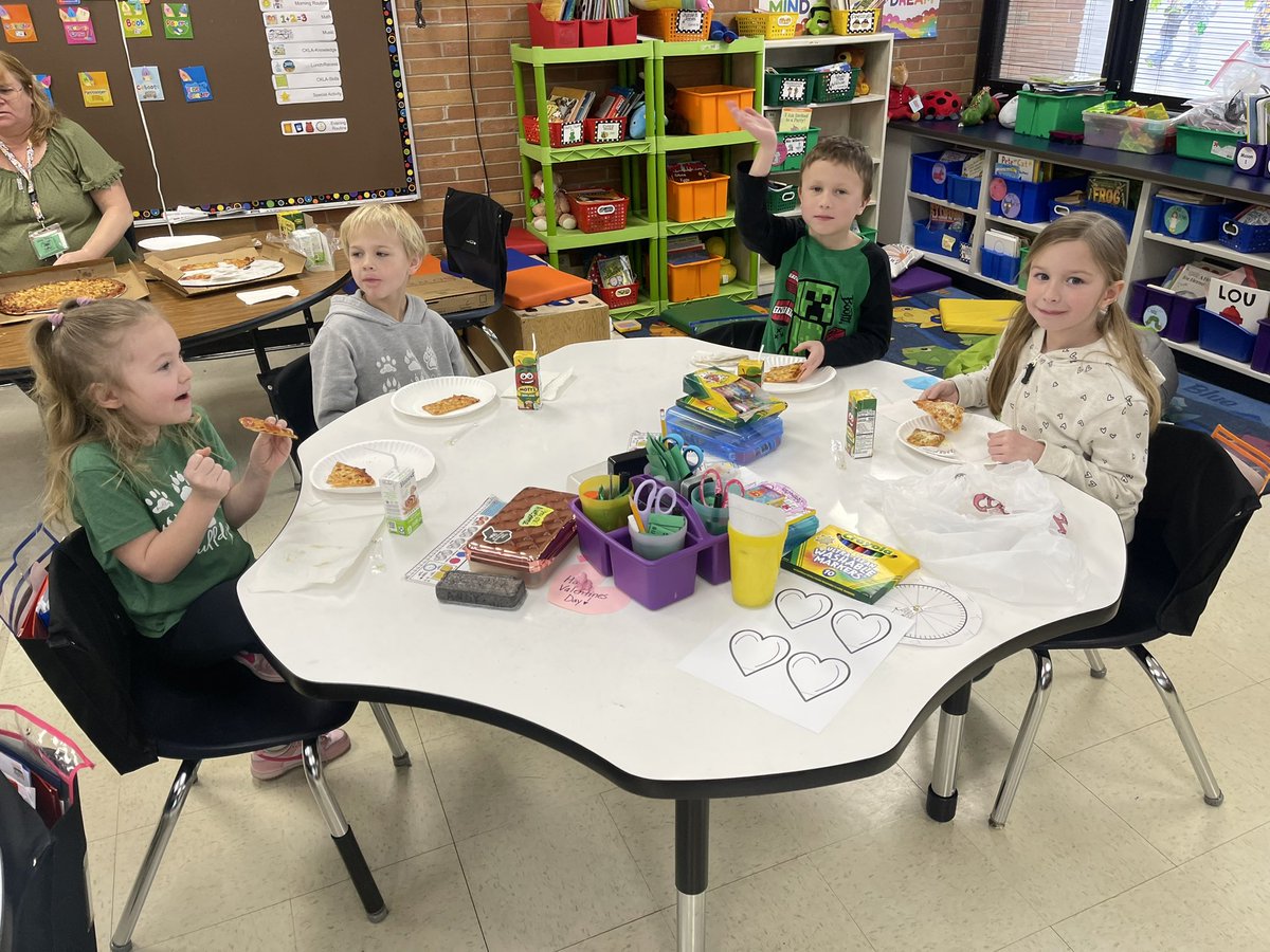 Today we had a pizza 🍕 party  🎈 courtesy of  <a href="/evergreen_124/">Evergreen Park District 124 Foundation</a> The kids loved their special reward for bringing in the most items for the Food Drive. #BeEvergreen
