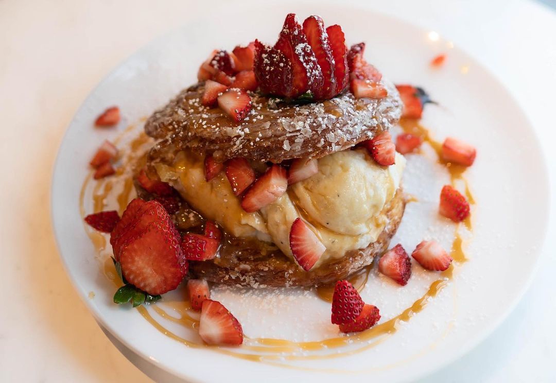 Speaking of 🍓... Have you seen this Donut Ice Cream Sandwich from The Breakfast Club? 👀

😍 8240 Fenton St, Silver Spring, MD 20910