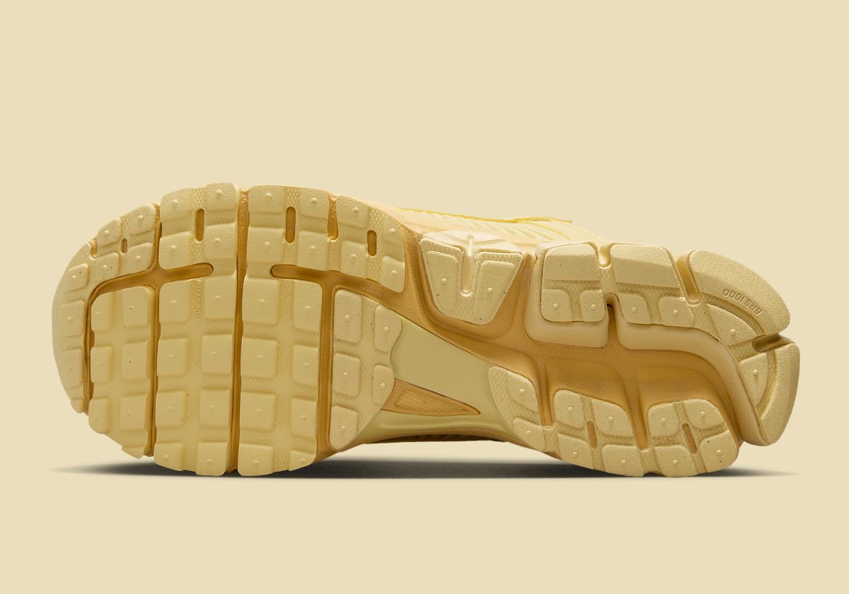 Nike Zoom Vomero 5 "Saturn Gold" 🌞 
Just dropped on Nike!