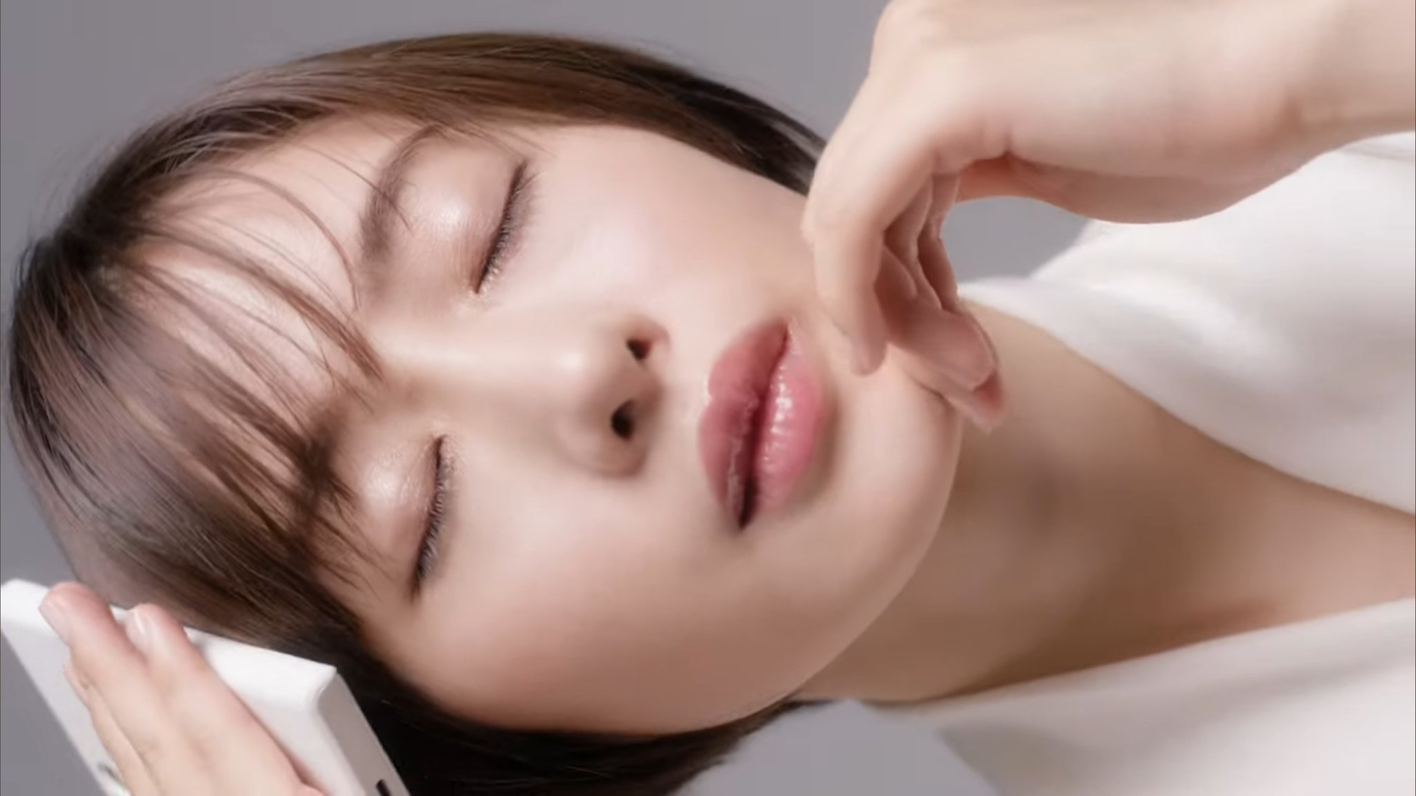 石原さとみ  アイコラ 洗顔か化粧品のCMかと思ったら、ドコモの新CMだった😄 https://t.co/DXdVyLUdnX  そうきたか〜と、美のカリスマであるさとみちゃんの魅力を存分に活かしたドコモさんに感服👍 #スマホ代しっかり落とせるかも  #irumoの魅力を美しく伝える #docomo #irumo ...