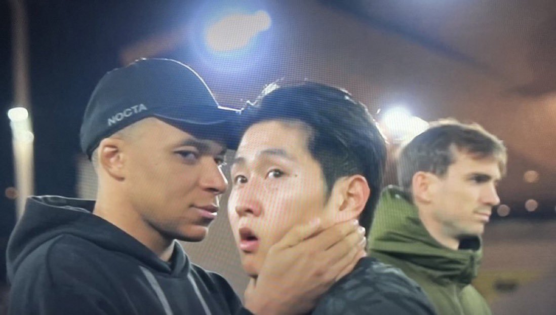 아닠ㅋㅋㅋㅋㅋㅋ 강인이 귀여운 강아지처럼 잡혀있는데 바페 표정이 개웃김