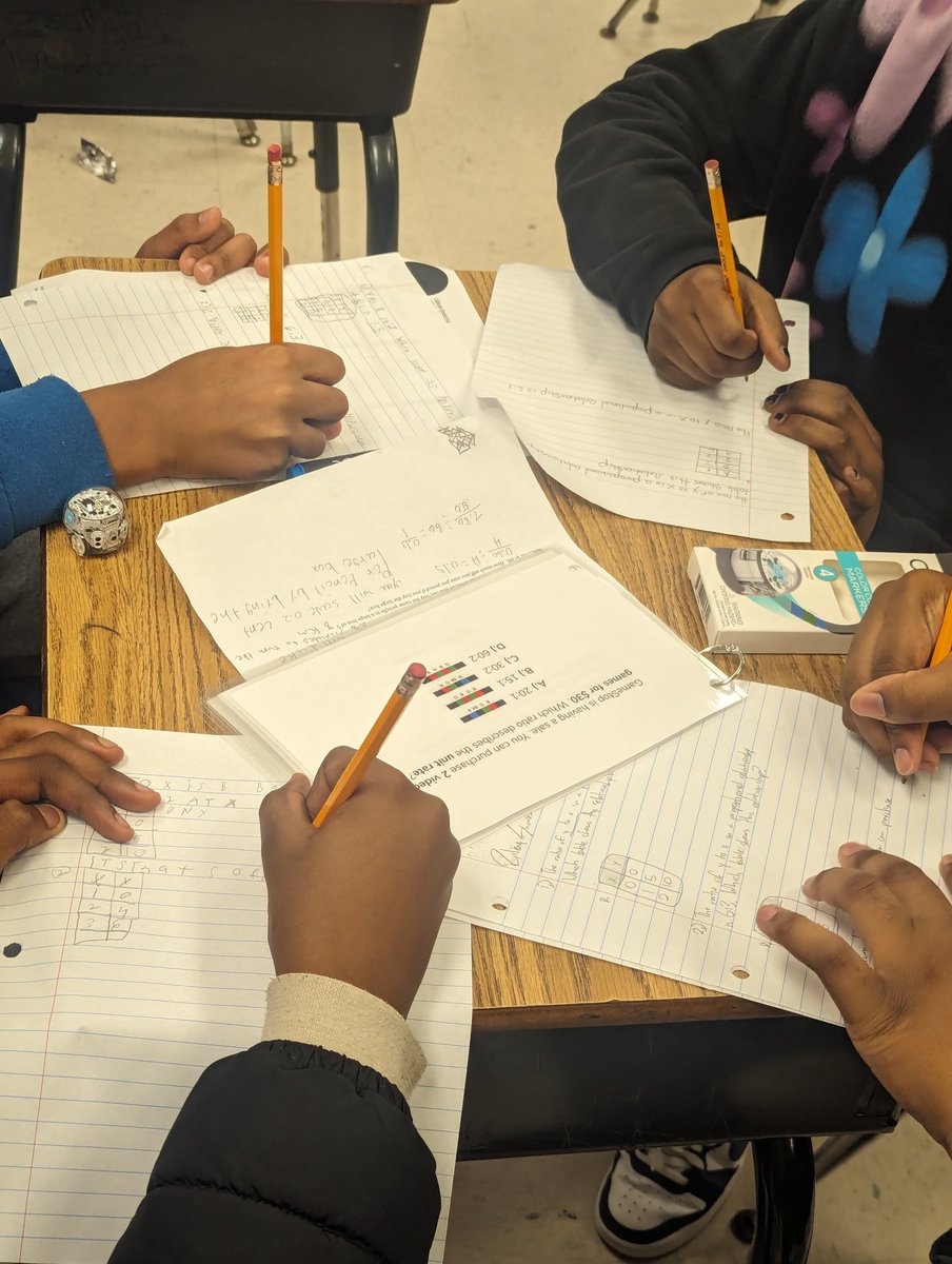 MsBrombacher's tweet image. Ms. McCoy and I teamed up this week for #math! Each 6th grade student was able to review for an upcoming test by coding the path for the @Ozobot! π€ @PortsVASchools #PPSShines @jennthomas75 #PPStrt @HodgesManorPPS @WandaCalhoun13 @hmeducate @nicscud