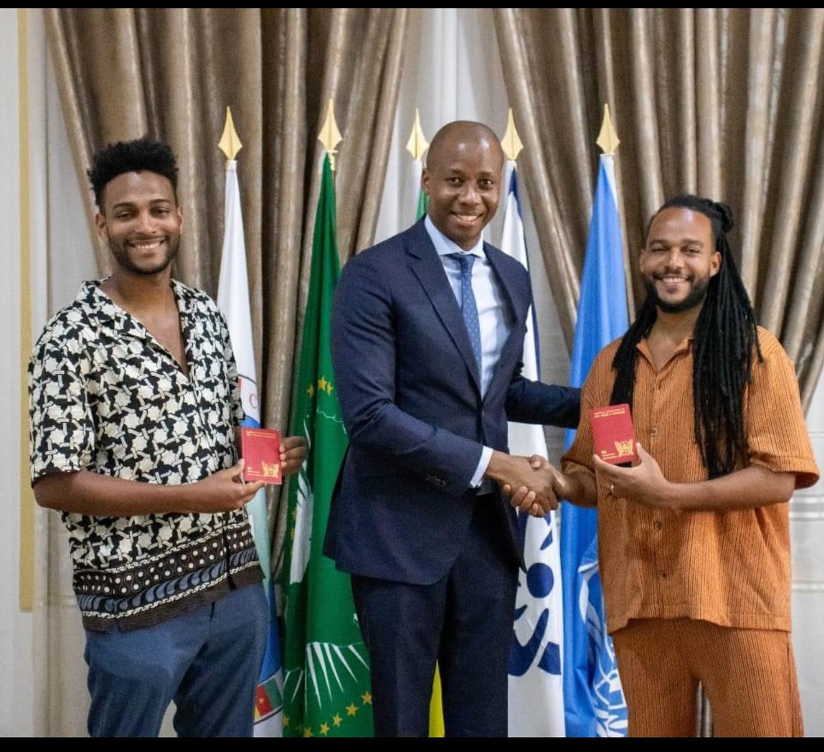 Em nome do XVIII Governo, queremos celebrar e agradecer aos talentosos Calema por 15 anos de música incrível! Através da sua arte e talento, têm levado as vozes de São Tomé e Príncipe para todo o mundo, tornando-se num dos verdadeiros embaixadores da cultura e da música do país.