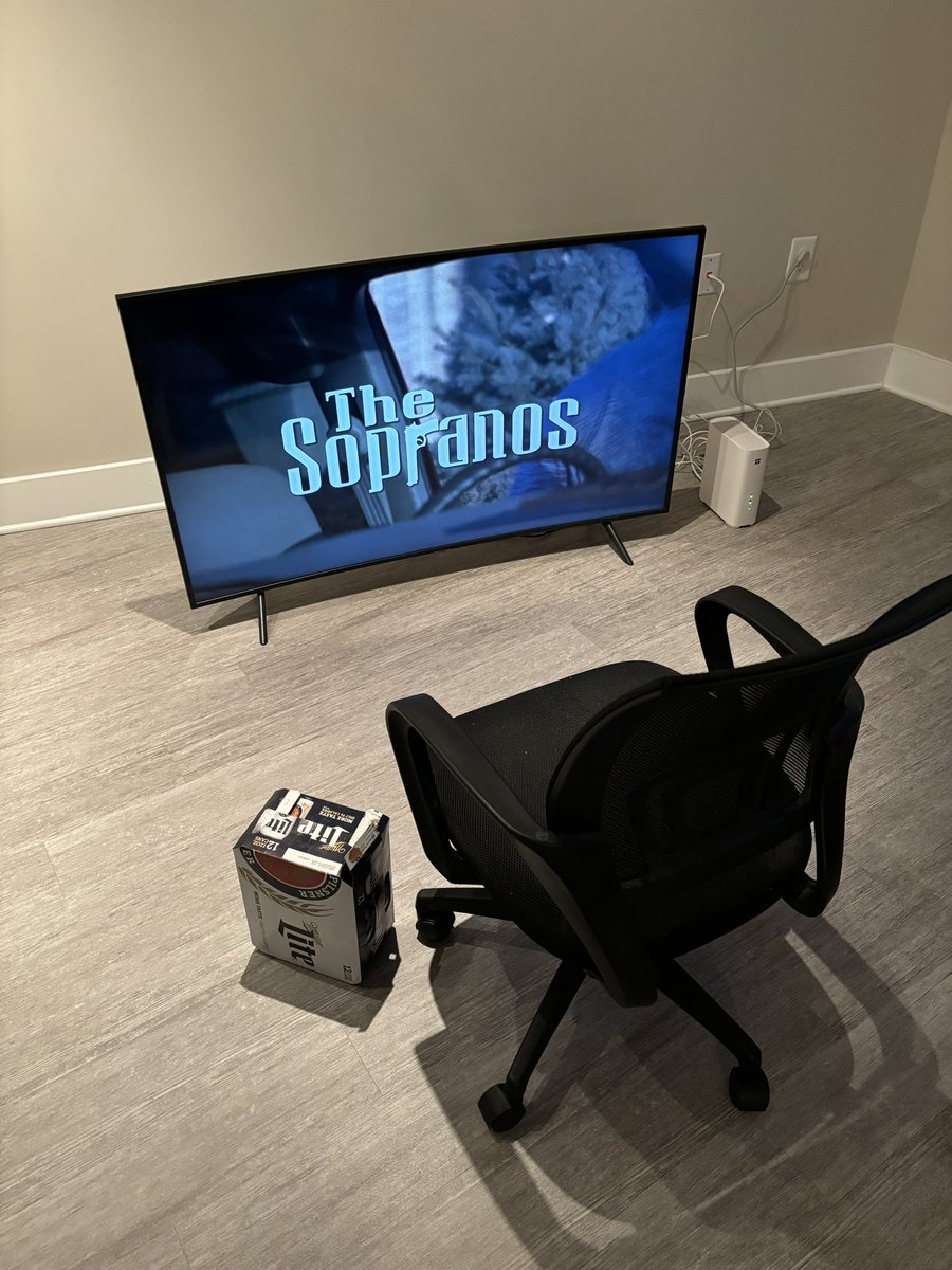 New apartment, rate the setup (dudes only)