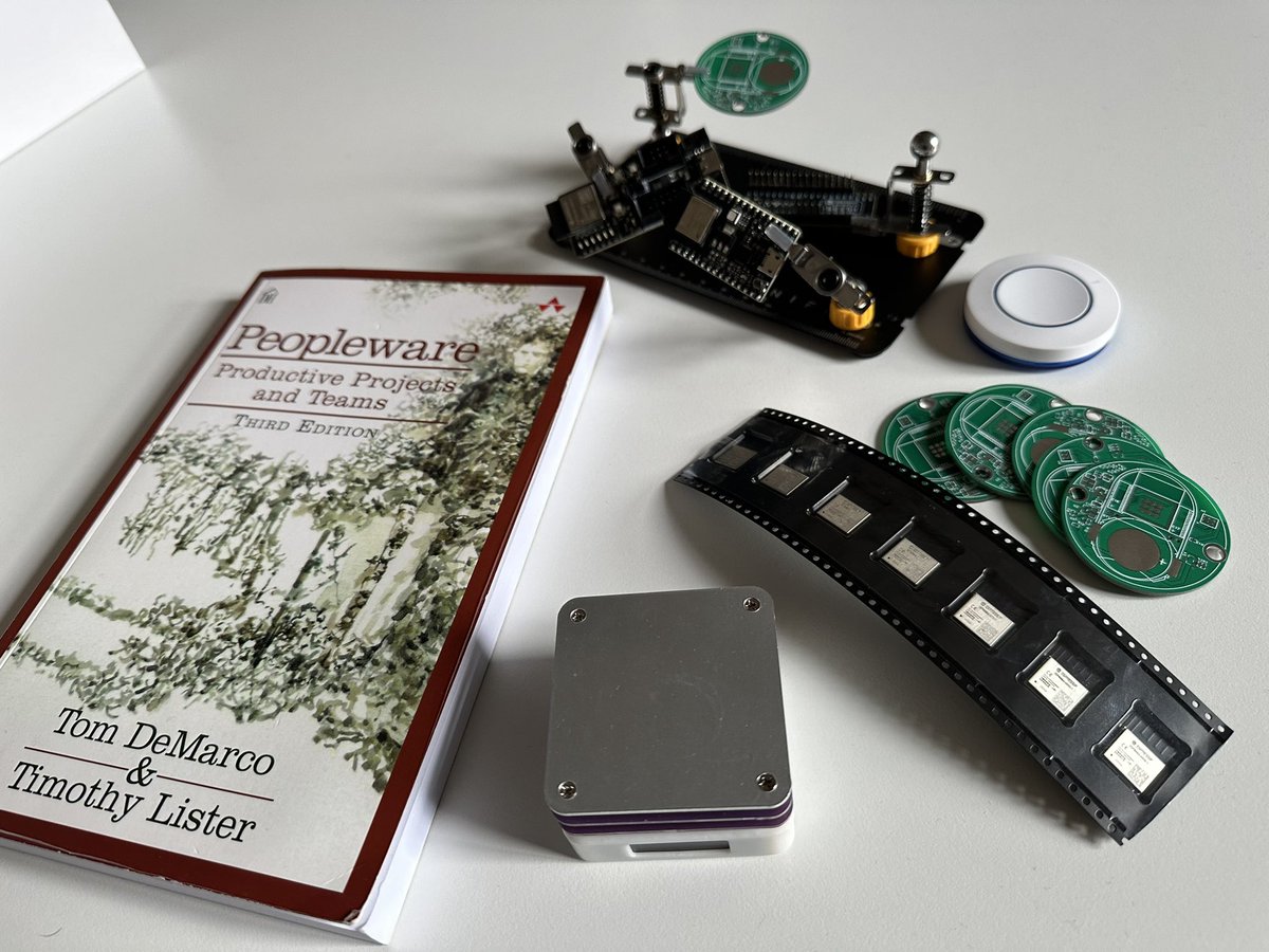 Par věcí, co poslední dobou udělalo radost nebo inspirovalo:
1) Omnifixo (haha, konečně)
2) Nový hotplate
3) PCBčka na ESP32-C2 ESP-NOW buttony
4) Peopleware (je na vině software, nebo lidi? 🤔)

Poděl se se mnou i ty! 😊 co je teď tvůj jam?