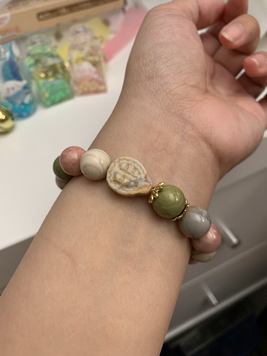 honeybeebs_shop's tweet image. i got some hand-carved alxa agate durian and a durian charm a while ago &amp;amp; played around with this bracelet idea 🍈🍫