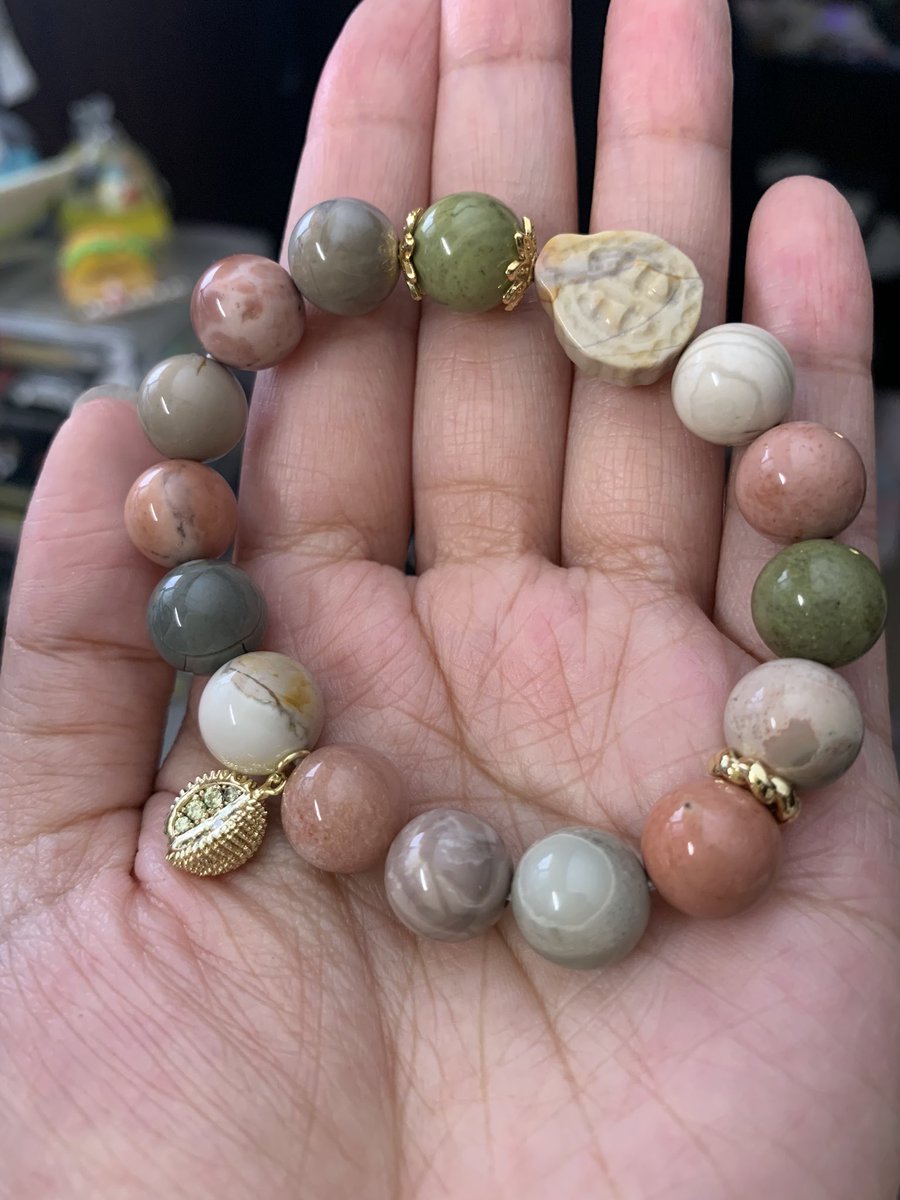honeybeebs_shop's tweet image. i got some hand-carved alxa agate durian and a durian charm a while ago &amp;amp; played around with this bracelet idea 🍈🍫