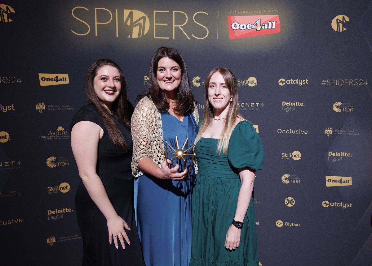 The winner for Best in Social Media is @LorGMedia & @TG4TV In partnership with @olytico Presented by Elaine Power, Head of Innovation, #spiders24 in association with @one4allireland #One4allrewards #One4all