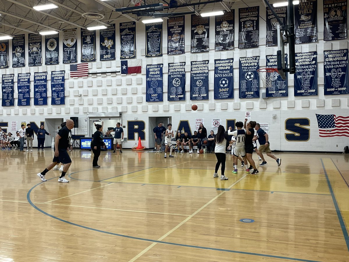 calmanza_SRMS's tweet photo. Closing out the day with a student vs. faculty basketball game. The faculty @SRMS_Generals kept it a close game but students took the W in the end! #TeamSISD #SunRidge #SRMS #Generals 💙💛 https://t.co/oAzkfnpIJ2