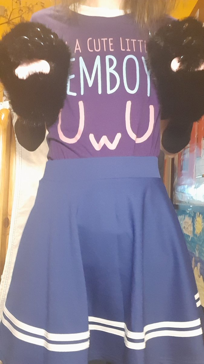 Ready for furrywalk bowing with furries at Saturday.

#femboyfriday #Femboy #thighhigh #murr #furry #skirt