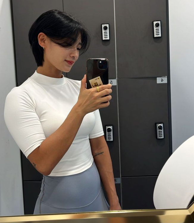 找一个单男，和我们双飞！  

我们是女同情侣，老粉应该都知道