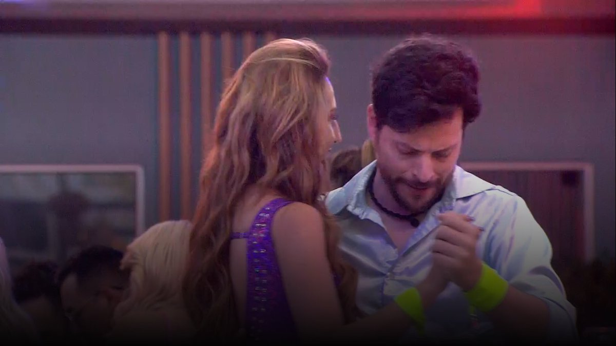 CarlitosDeCali's tweet image. @LaCasaFamososCo #lacasadelosfamososcol #lcdfc 

Mor, Mafe hoy está regía, rica, sabrosa. y julian pisando baldosa con la mafe,oís!