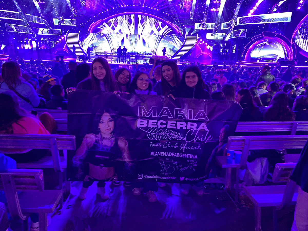 mariabecerracl's tweet photo. Que placer y que bendición poder acompañarte, estamos eternamente agradecidas, para siempre tu fco en Chile haciendo el aguante♥️ 
Valió totalmente la pena viajar a verte🙏🏼 
@MariaBecerra22 ❤️‍🩹🫶 https://t.co/vvlaIejydZ