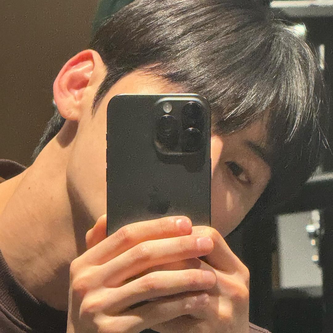 ㅤㅤ
ㅤㅤFeelin' cozy vibes in this brown hoodie, mirror pic game strong with the cell phone flex. Sometimes it's the simple moments that capture the real essence. Keepin' it low-key but still drippin' with style.ㅤㅤ
ㅤㅤ