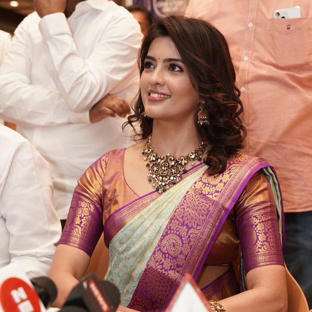 GHo6QcSXoAAJRmA?format=jpg&name=medium