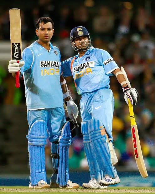 Devesh_tiwar_08's tweet photo. The Hitman & S.Tendulkar
#OnThisDay in 2008
Sachin - 117*(120)
Rohit - 66(87)
India were 87 for 3 then Sachin & Rohit added 123 runs to seal the first final of the CB series against Australia "OTD in 2008"
Golden era start form here ❤️
#CBSeries #SachinTendulkar #RohitSharma𓃵 https://t.co/zG1TFQ6Jje