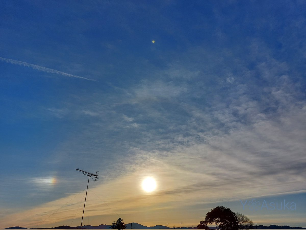 yumeasutw's tweet photo. 朝の虹色見~つけた🏳️🌈✨
多彩な雲が広がる #朝空 に
朝日の左側に煌めく #幻日 🏳️🌈✨
#巻雲 #巻積雲 #巻層雲
#放射状巻雲 #高積雲
#空の名前
#天気の図鑑 #雲の超図鑑
#空 #空が好き
#sky #cloud #空と雲 #雲 #雲が好き
#a2024 #a0302 #a202403 #a2024031 https://t.co/mHAtqfMvYA