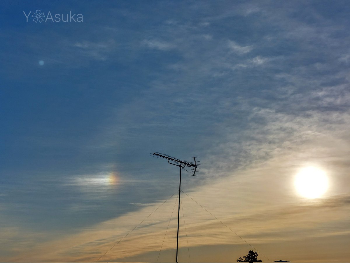 yumeasutw's tweet photo. 朝の虹色見~つけた🏳️🌈✨
多彩な雲が広がる #朝空 に
朝日の左側に煌めく #幻日 🏳️🌈✨
#巻雲 #巻積雲 #巻層雲
#放射状巻雲 #高積雲
#空の名前
#天気の図鑑 #雲の超図鑑
#空 #空が好き
#sky #cloud #空と雲 #雲 #雲が好き
#a2024 #a0302 #a202403 #a2024031 https://t.co/mHAtqfMvYA