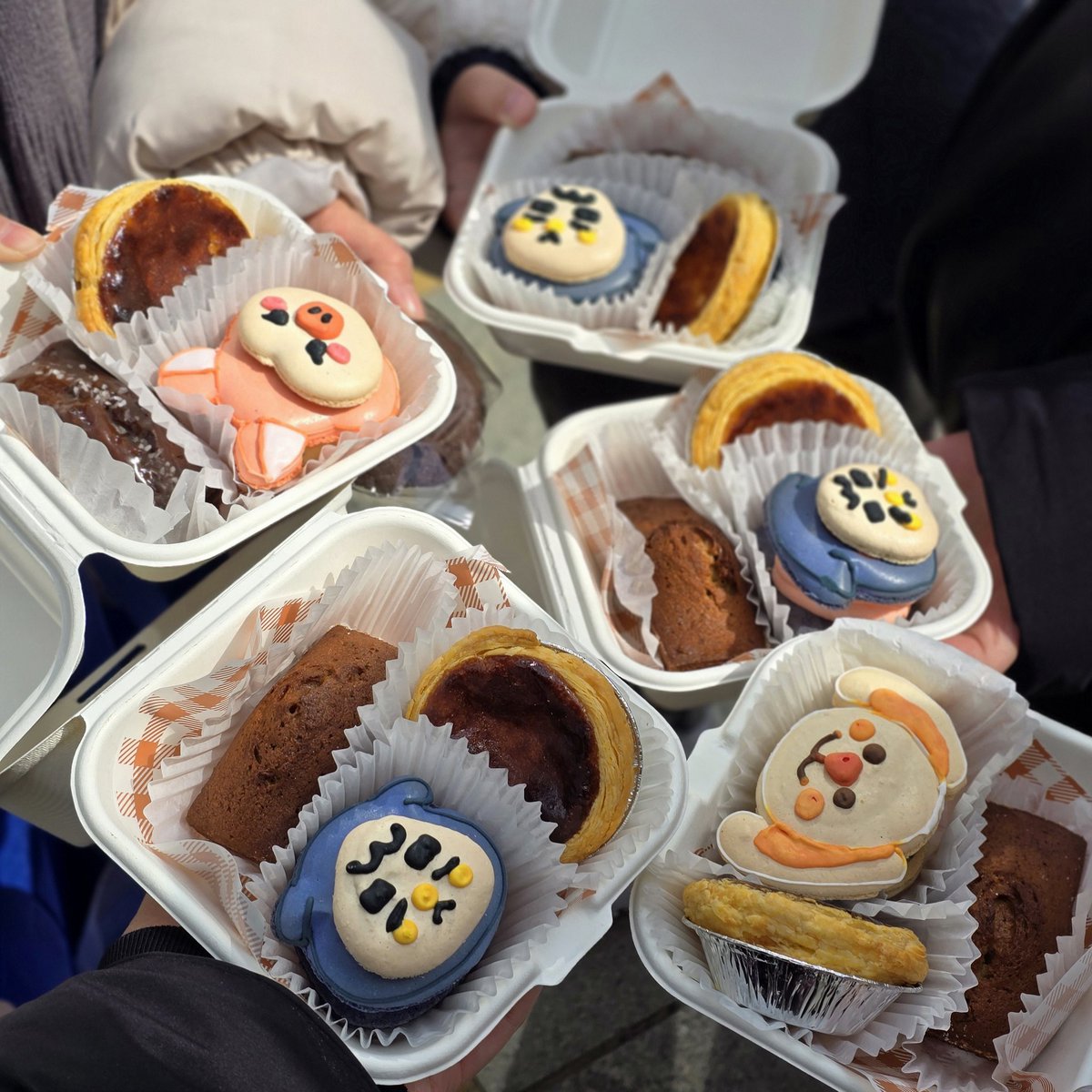 민희가 어떤걸 좋아할까..
고민하다 주문제작한 크크루마카롱!!

민희가 뚜껑 열어 보고 한번 웃었으면 누난 그걸로 충분해!! 
서포트 도시락&amp;디저트 그리고 간식
맛있게 먹고 오늘 무대도 빠이팅👍👍

오늘도 많이 사랑하고 좋아해🩷

#미니악 #민희