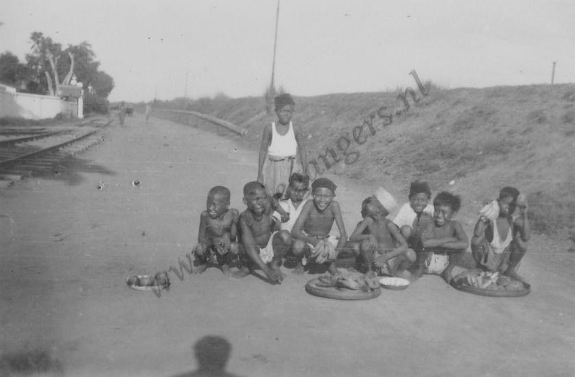 Potret sekelompok anak  penjual makanan di sekitar Gempolkrep Mojokerto tahun 1947. Terlihat sebagian besar pedagang tersebut menjual buah-buahan seperti pisang.

sumber; Mojokerto Jadul
facebook.com/share/dgVoaMqW…