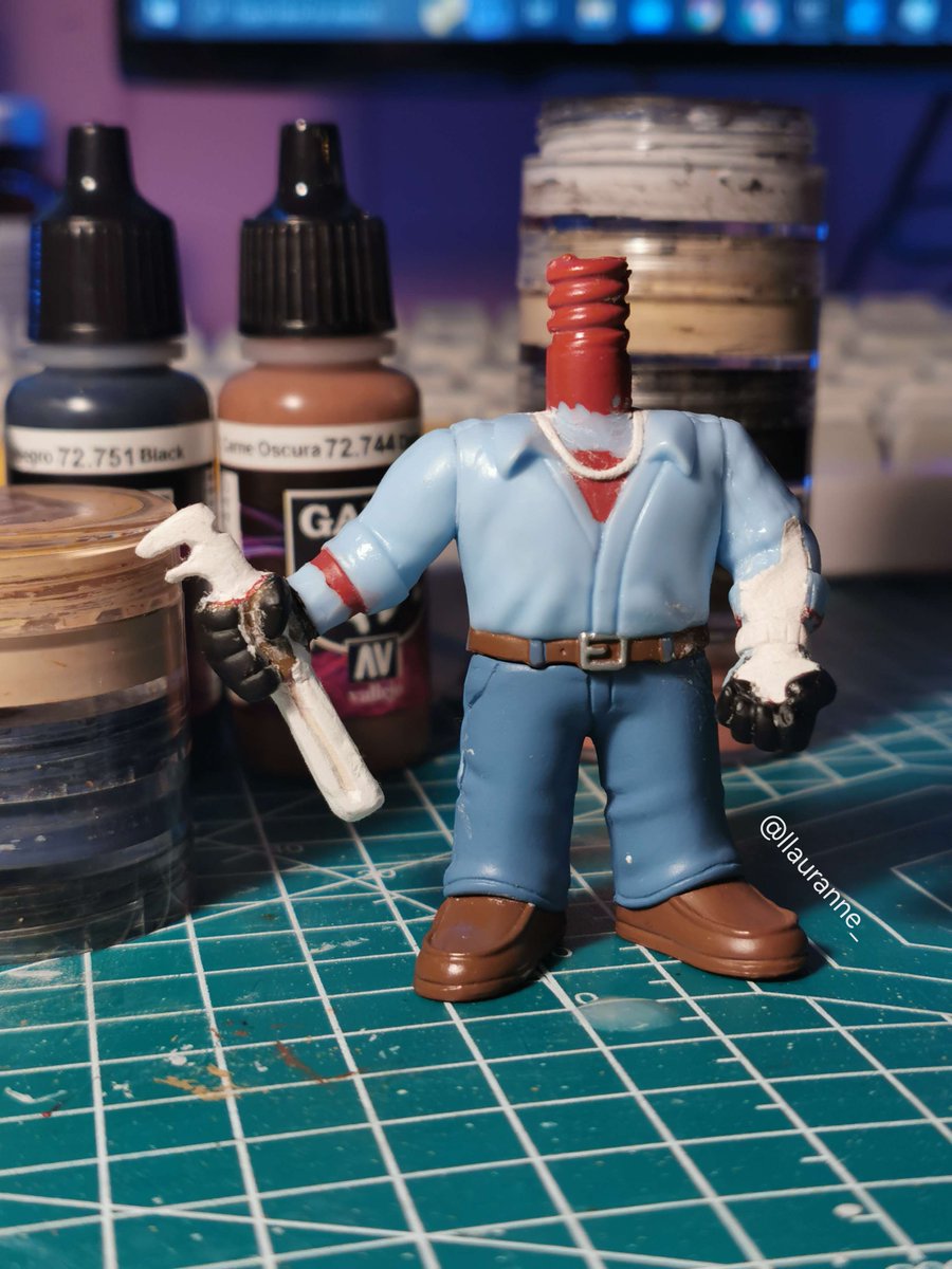 llauranne_'s tweet image. Apparently some people think the Lang Funko isn't real so here's some snippets of the process!✨

1) Basic mockup so I have something to work off of
2) Sculpted the beard, the scar, primed and started to paint
3) Sculpted the Judy and a chain
4) Painting lil tiny scuffed dragons