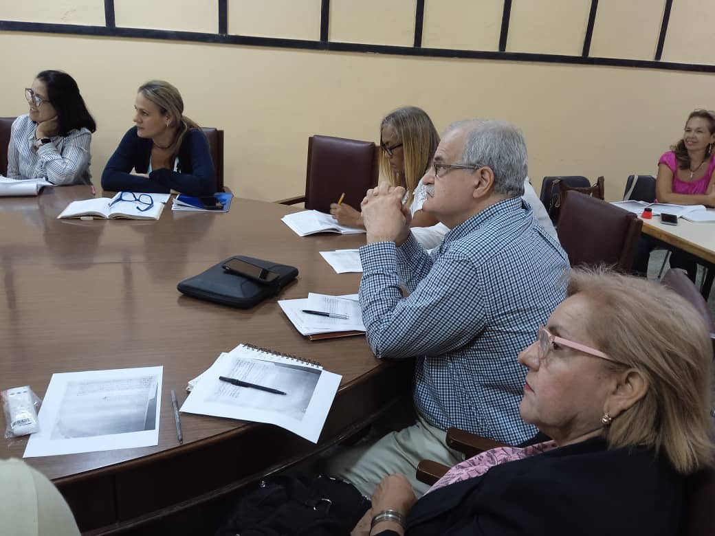 Hoy se desarrolló en nuestra sede, el primer día del Taller de Paleografía Práctica, a cargo del Prof. Guillermo Durand. Damos así continuación a los cursos dirigidos a dotar a los investigadores e historiadores carabobeños, de las herramientas básicas para un mejor desempeño.