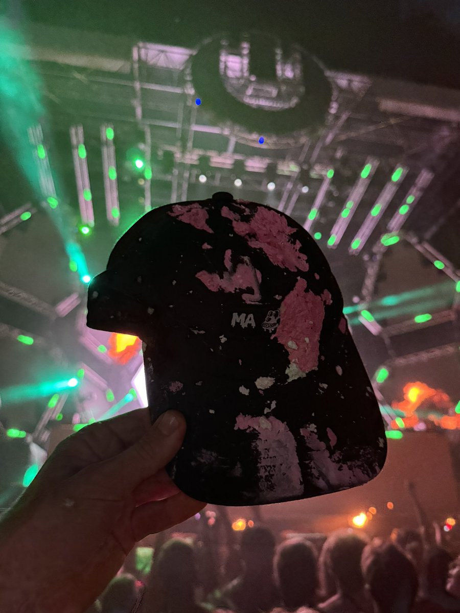 When the <a href="/BoredApeYC/">Bored Ape Yacht Club 🍌</a> hat gets caked by the one and only <a href="/steveaoki/">Steve Aoki</a> 🦧 🍰