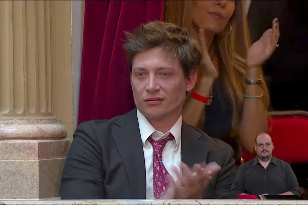 Terminó su Peaky Blinders era, empezó su Crepúsculo era