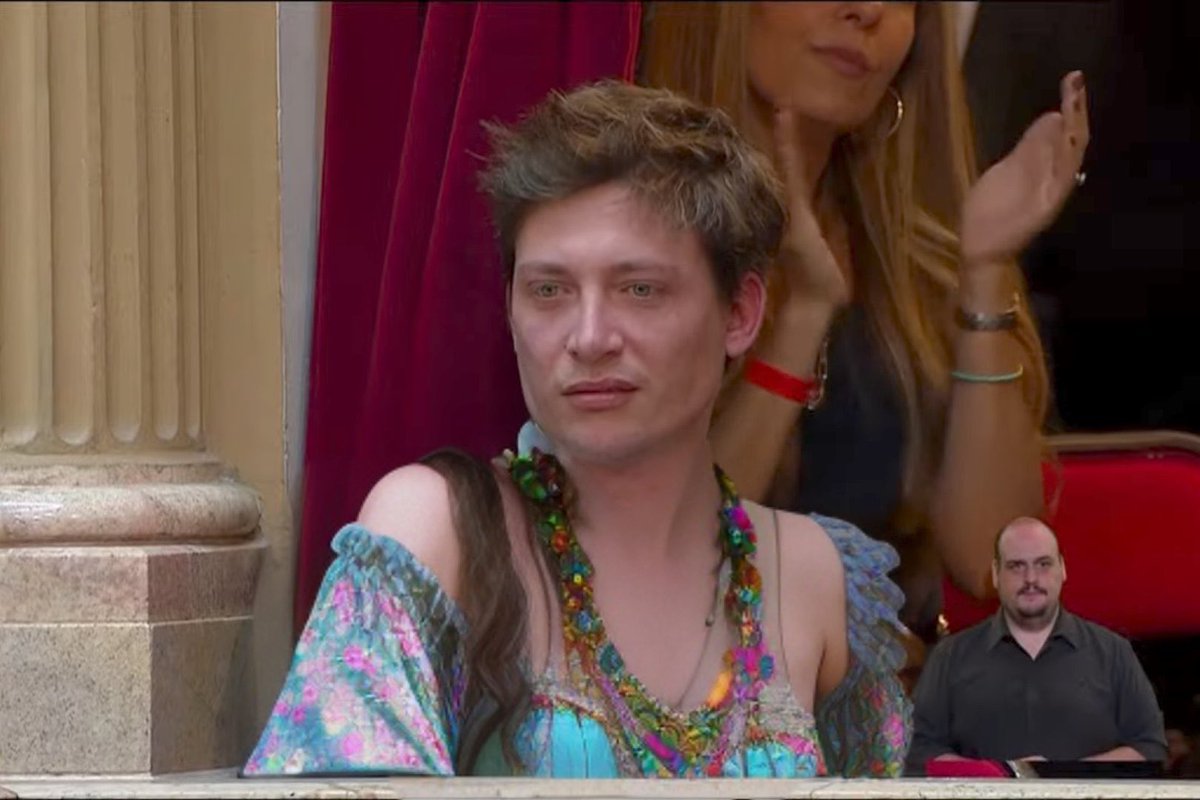 Sabes que la clase de nuevas masculinidades va a estar buena cuando la profe se ve así